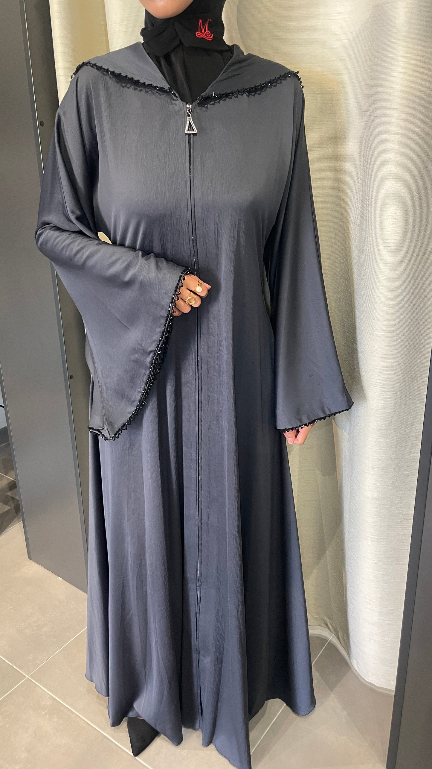 Abaya Élégance Veloutée avec Capuche