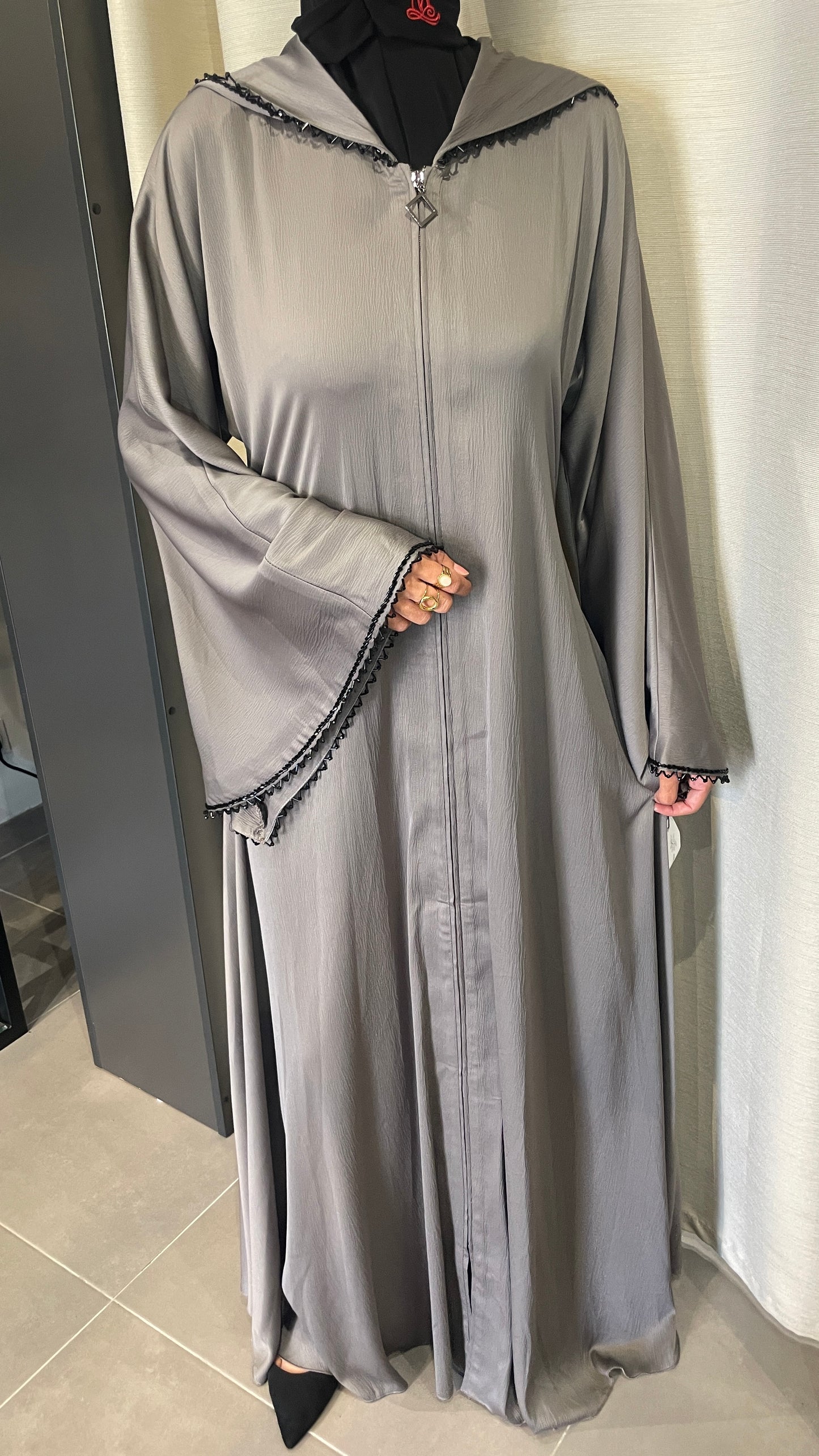 Abaya Élégance Veloutée avec Capuche